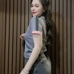 Áo thun nữ Baby Tee ôm body từ 35kg - 55kg in chữ THE FAMOUS