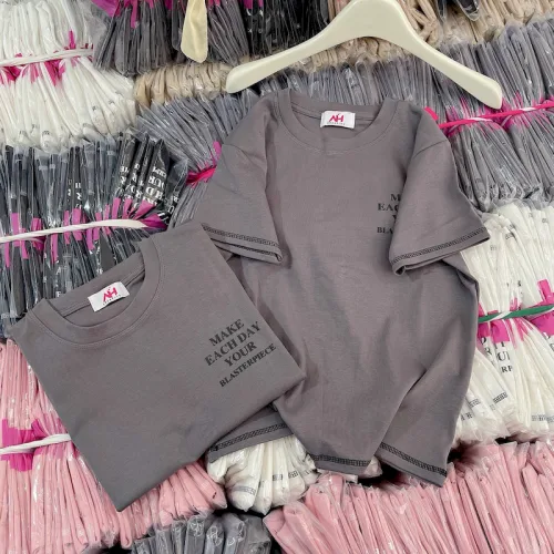 Áo Thun Nữ Cổ Tròn Baby Tee In Chữ Bên Ngực Mạc AH787