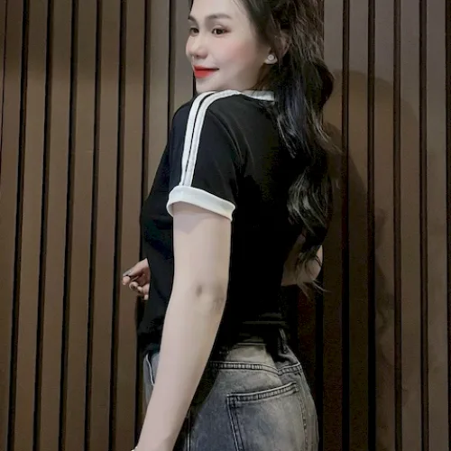 Áo Thun Nữ Cổ Tròn Baby Tee In Chữ The Famous Mạc AH787