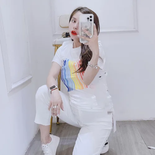 Áo thun nữ cổ tròn form suông in chữ màu