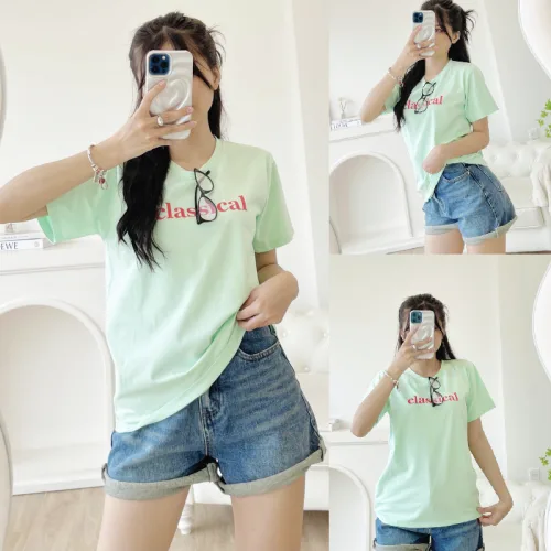 Áo thun nữ cổ tròn form suông in chữ Clasical