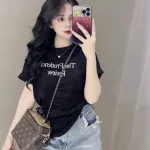 Áo Thun Nữ Cổ Tròn In Chữ Nhỏ form vừa size M(40-60kg)