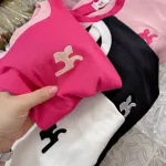 Áo thun nữ thuê logo trước ngực Baby Tee ôm body từ 35kg - 55kg