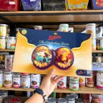 Bánh Danisa Gold Hộp Thiếc - Bánh Quy Bơ Danisa Bản Limitied Edition 992g/Hộp (1 Hộp Thiếc x 908g + 1 Lon Thiếc Có Phát Nhạc 84g) - (Kèm Túi)