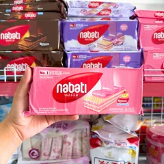 Bánh Kem Xốp NABATI Vị Dâu Dạng Thanh Dài 110g Gói Màu Hồng