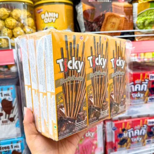 Bánh Que Đũa Phủ Gấp Đôi Socola Ticky Uni Firms Lốc 13 Hộp - Màu Vàng