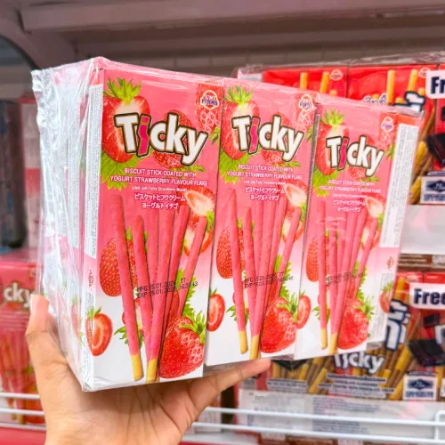 Bánh Que Đũa Phủ Yogurt Dâu Ticky Uni Firms Lốc 13 Hộp - Màu Hồng