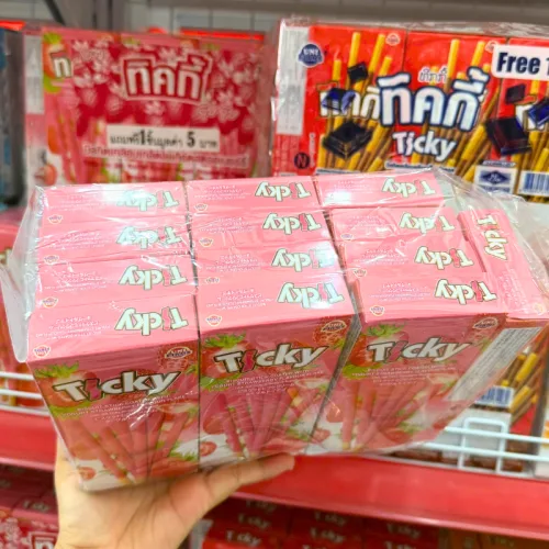 Bánh Que Đũa Phủ Yogurt Dâu Ticky Uni Firms Lốc 13 Hộp - Màu Hồng