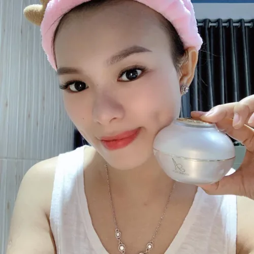 Buổi sáng thoa nhẹ 1 lớp Kem face Pháp xinh tươi nguyên ngày nè