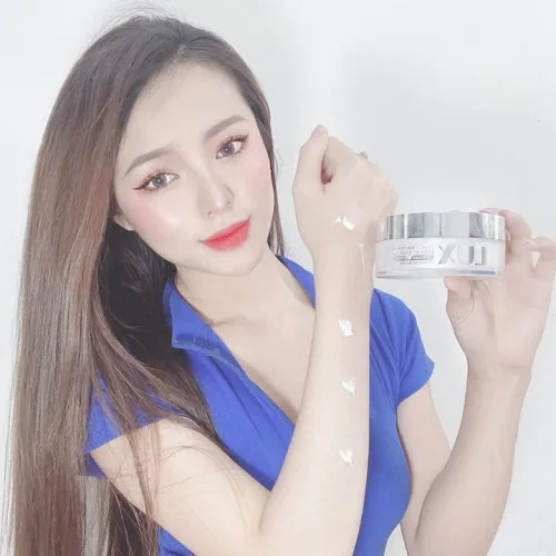 Các chị em xinh đẹp cùng tinh chất kem body Lux