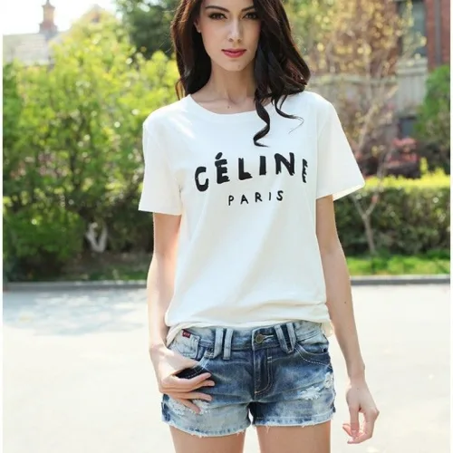 Cách mặc áo thun nữ đơn giản nhưng không hề đơn điệu