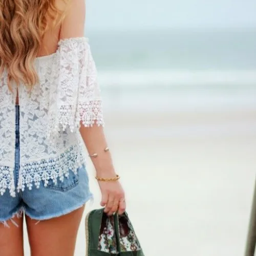 Cách mix trang phục với áo nữ trễ vai