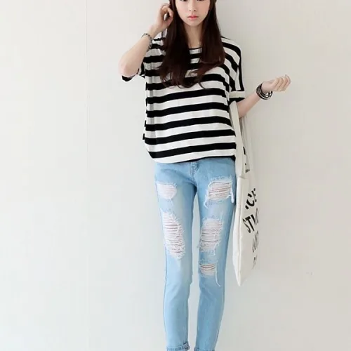 Cách phối set đồ đẹp chất với quần jeans nữ rách cá tính