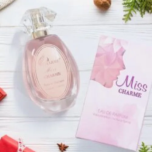 Charme Miss Charme được chiếu sáng bởi nụ cười rực rỡ của hoa và trái cây