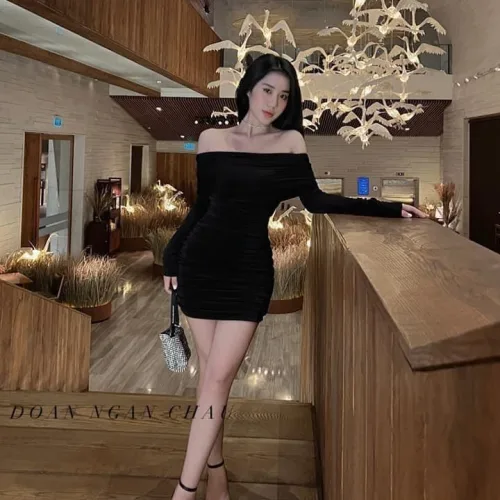 Đầm body đen trễ vai tay dài