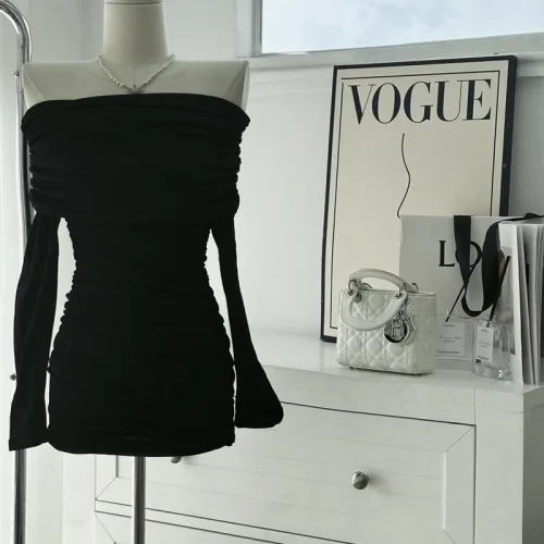 Đầm body đen trễ vai tay dài