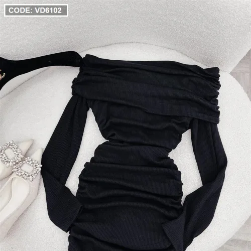 Đầm body đen trễ vai tay dài