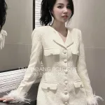 Đầm dạ trắng cổ vest túi nắp nút bọc