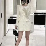 Đầm dạ trắng cổ vest túi nắp nút bọc