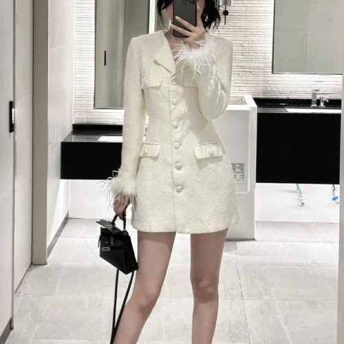 Đầm dạ trắng cổ vest túi nắp nút bọc