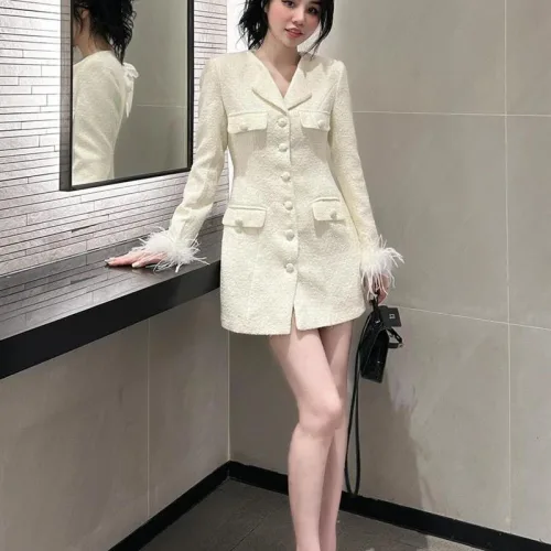 Đầm dạ trắng cổ vest túi nắp nút bọc