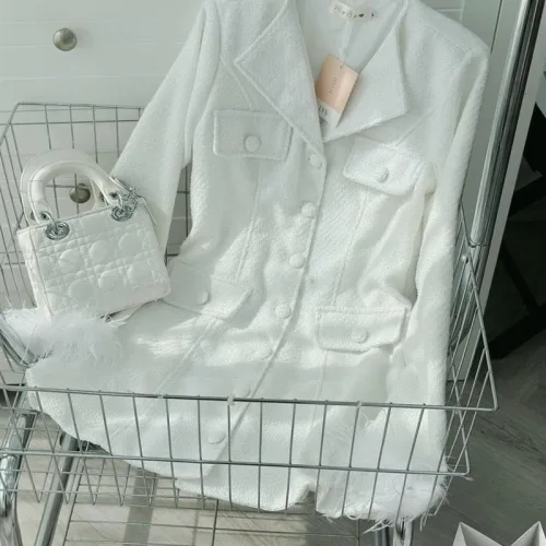 Đầm dạ trắng cổ vest túi nắp nút bọc