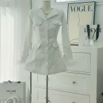 Đầm dạ trắng cổ vest túi nắp nút bọc