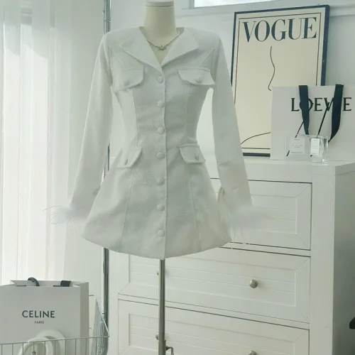 Đầm dạ trắng cổ vest túi nắp nút bọc
