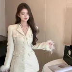 Đầm dạ trắng cổ vest túi nắp nút bọc