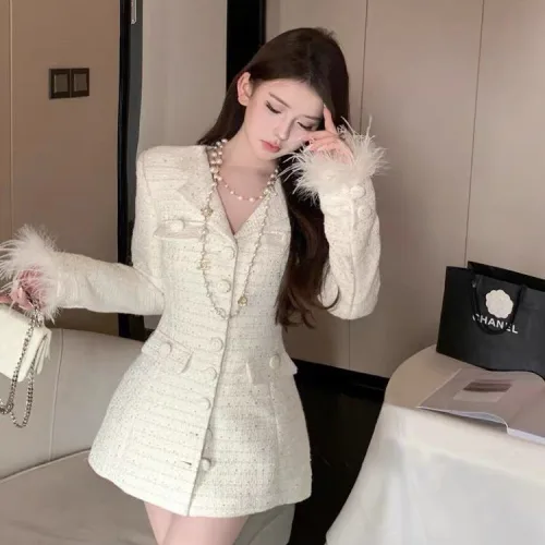 Đầm dạ trắng cổ vest túi nắp nút bọc