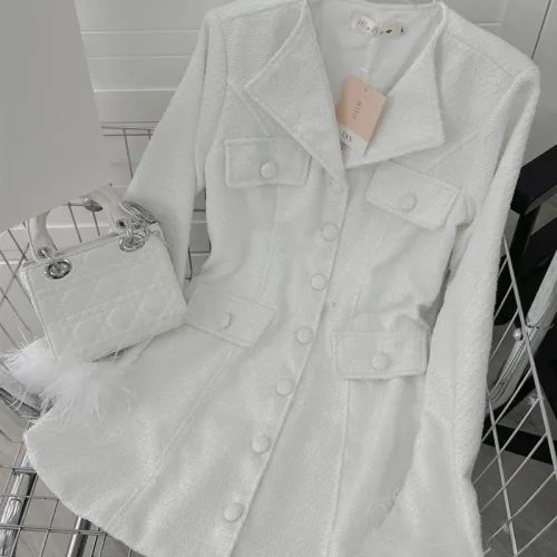 Đầm dạ trắng cổ vest túi nắp nút bọc