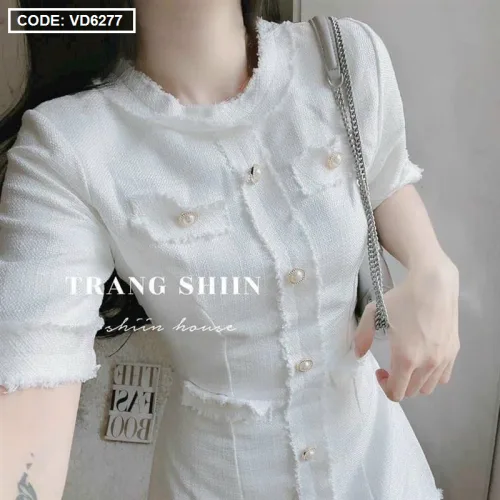 Đầm dạ trắng tưa lai phối nút
