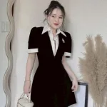 Đầm đen cổ polo bẻ viền trắng logo đá