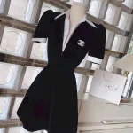 Đầm đen cổ polo bẻ viền trắng logo đá