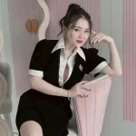 Đầm đen cổ polo bẻ viền trắng logo đá