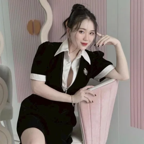 Đầm đen cổ polo bẻ viền trắng logo đá