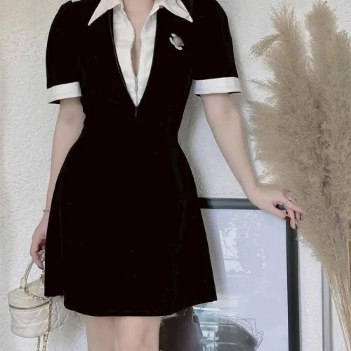 Đầm đen cổ polo bẻ viền trắng logo đá