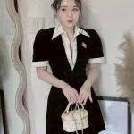 Đầm đen cổ polo bẻ viền trắng logo đá