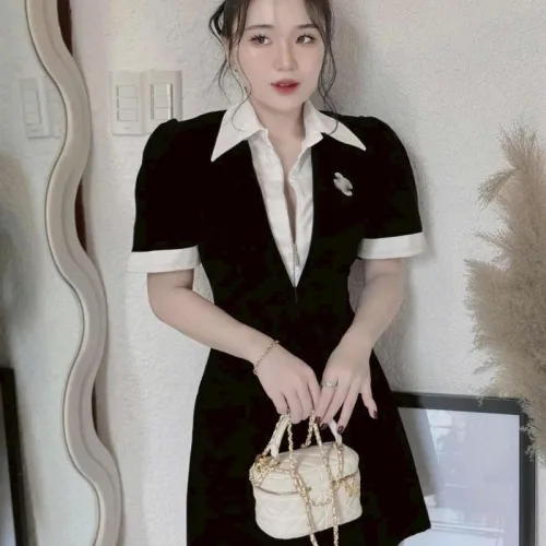 Đầm đen cổ polo bẻ viền trắng logo đá