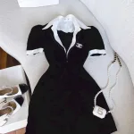 Đầm đen cổ polo bẻ viền trắng logo đá