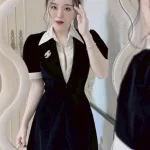Đầm đen cổ polo bẻ viền trắng logo đá