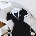 Đầm đen cổ polo bẻ viền trắng logo đá