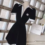 Đầm đen cổ polo bẻ viền trắng logo đá