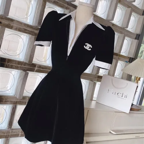 Đầm đen cổ polo bẻ viền trắng logo đá