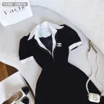 Đầm đen cổ polo bẻ viền trắng logo đá