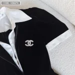 Đầm đen cổ polo bẻ viền trắng logo đá
