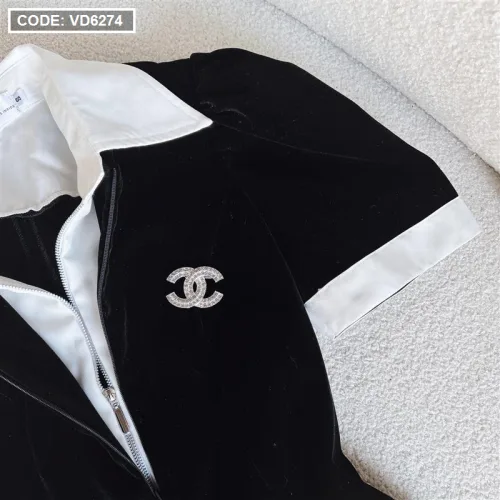 Đầm đen cổ polo bẻ viền trắng logo đá