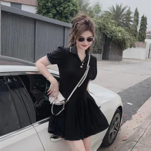 Đầm đen cổ polo viền tay logo ngực