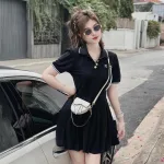 Đầm đen cổ polo viền tay logo ngực