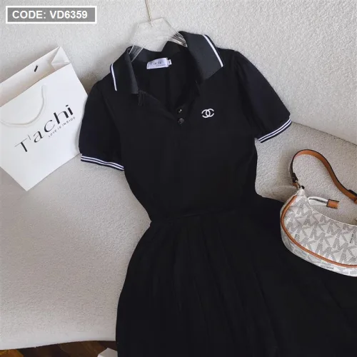 Đầm đen cổ polo viền tay logo ngực